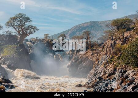 Epupa Falls pleine d'eau sur la rivière Kunene, le nord de la Namibie et la frontière avec l'Angola. Lever du soleil sur le paysage africain. Nature pure Banque D'Images