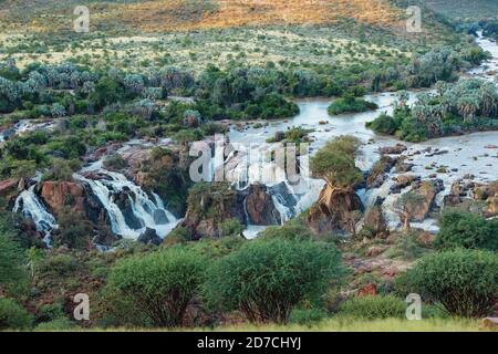 Epupa Falls pleine d'eau sur la rivière Kunene, le nord de la Namibie et la frontière avec l'Angola. Lever du soleil sur le paysage africain. Nature pure Banque D'Images