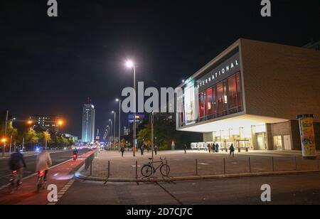 Berlin, Allemagne. 21 octobre 2020. Vue extérieure de l'aéroport international de Kino sur Karl-Marx-Allee à Alexanderplatz en soirée. Credit: Jens Kalaene/dpa-Zentralbild/ZB/dpa/Alay Live News Banque D'Images