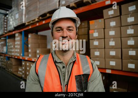 Portrait d'un beau travailleur de race blanche debout en usine Banque D'Images