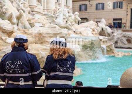 Police sur la place de la fontaine de Trevi à Rome, Italie Banque D'Images