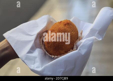 Arancini, boulettes de risotto au riz farci italien enrobées de chapelure et frites. Les arancini sont généralement remplis de jambon, de mozzarella Banque D'Images