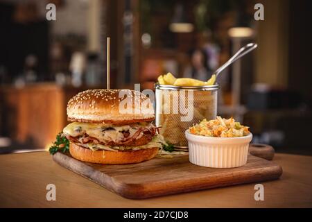 Cheeseburger savoureux et appétissant Banque D'Images