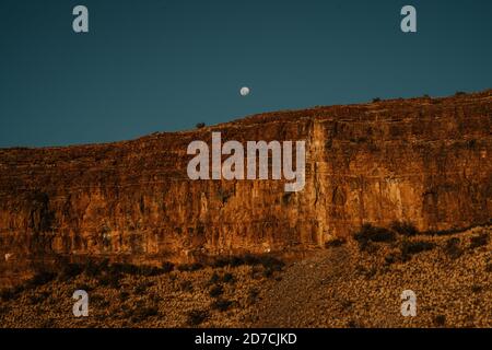 Belle scène de montagne et étoiles avec lune à l'horizon Banque D'Images