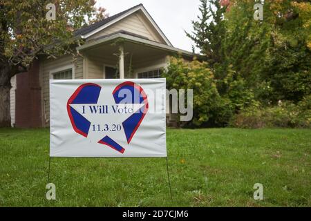 Je voterai bannière sur la pelouse à l'extérieur d'une maison à Lake Oswego, Oregon, vu le mercredi 21 octobre 2020, à l'approche du jour des élections. Banque D'Images