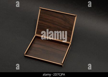 Boîte à bijoux en bois ouverte isolée sur fond noir Banque D'Images