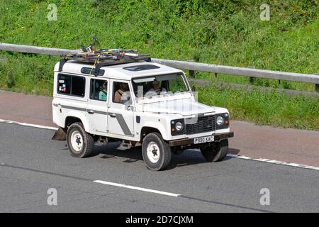 P990KAC 1996 blanc 90 Land Rover 110 Defender County Swtdi ; circulation automobile, véhicules en mouvement, voitures, véhicules roulant sur les routes du Royaume-Uni, moteurs, conduite sur l'autoroute M6 réseau routier du Royaume-Uni Banque D'Images