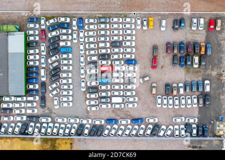 Parking de la concession, vue aérienne de plusieurs voitures Banque D'Images