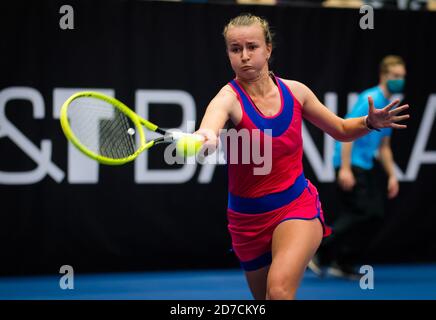 Arbora Krejcikova de la République tchèque en action contre Victoria Azarenka du Bélarus au cours du premier tour, en 2020 J&T Banka Ostrava Open WTA Banque D'Images