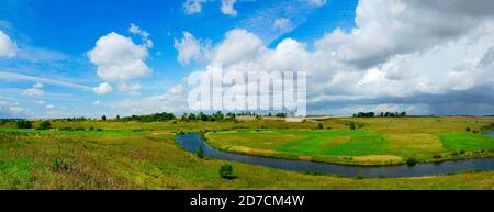 Magnifique paysage panoramique avec courbe de rivière et nuages sombres de tempête sur le terrain Banque D'Images