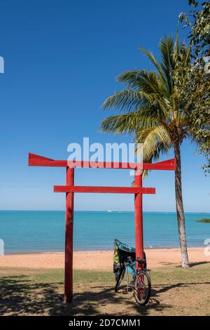 Porte de Tori et vélo à la plage de Broome. Banque D'Images