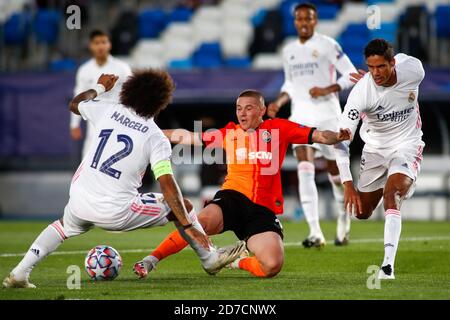 Iktor Kornienko de Shakhtar Donetsk et Marcelo Vieira du Real Madrid en action pendant la Ligue des champions de l'UEFA, la scène du Groupe, le match de football du Groupe B. Banque D'Images