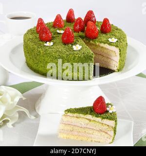 Gâteau mousse au thé vert fraise Banque D'Images