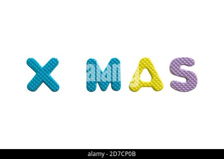 Les lettres de NOËL sont en plastique sur fond blanc, utilisées pour les décorations de Noël. Banque D'Images
