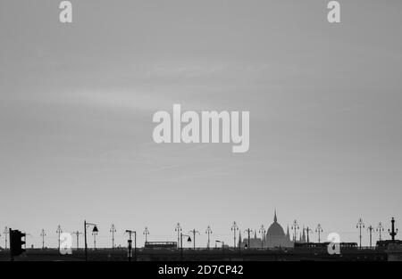 Ciel clair au-dessus des Silhouettes de Margaret Bridge avec des lampes Et les transports publics sur lui et avec le bâtiment du Parlement En arrière-plan dans Budapes Banque D'Images