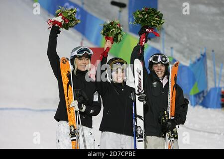 Turin, Italie. 11 février 2006. (De gauche à droite) Kari Traa (NOR), Jennifer Heil (CAN), Laoura Sandra (FRA) ski acrobatique : Mogules des femmes à Sauze d'Oulx Jouvenceaux lors des Jeux Olympiques d'hiver de Turin 2006 à Turin, Italie . Credit: Koji Aoki/AFLO SPORT/Alay Live News Banque D'Images