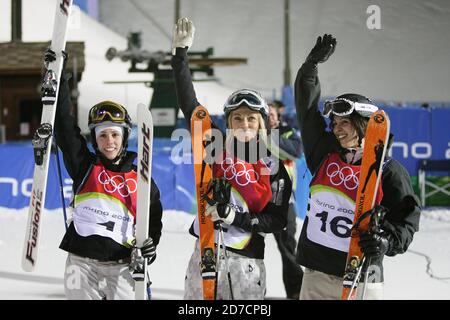 Turin, Italie. 11 février 2006. (De gauche à droite) Jennifer Heil (CAN), Kari Traa (NOR), Laoura Sandra (FRA) ski acrobatique : Mogules des femmes à Sauze d'Oulx Jouvenceaux lors des Jeux Olympiques d'hiver de Turin 2006 à Turin, Italie . Credit: Koji Aoki/AFLO SPORT/Alay Live News Banque D'Images