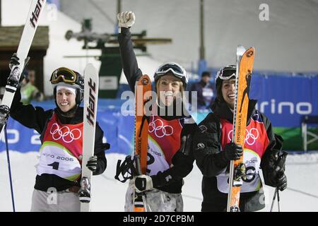 Turin, Italie. 11 février 2006. (De gauche à droite) Jennifer Heil (CAN), Kari Traa (NOR), Laoura Sandra (FRA) ski acrobatique : Mogules des femmes à Sauze d'Oulx Jouvenceaux lors des Jeux Olympiques d'hiver de Turin 2006 à Turin, Italie . Credit: Koji Aoki/AFLO SPORT/Alay Live News Banque D'Images