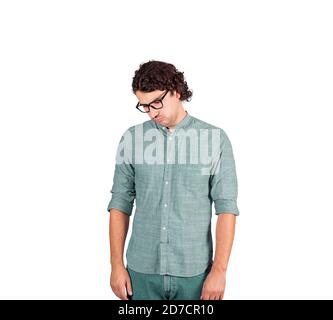 Portrait de jeune homme fatigué et agacé étudiant, long style de cheveux bouclés, porte des lunettes, semble épuisé et déprimé. Un gars décontracté déplaisant Banque D'Images