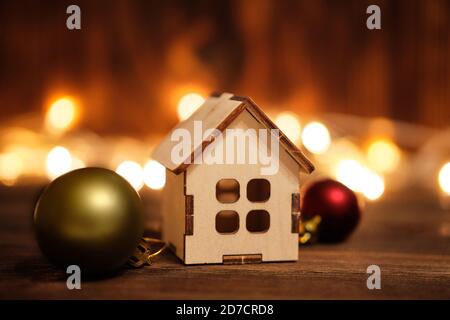 Concept nouvel an et noël sur fond de bois avec guirlandes et maison de jouets. Banque D'Images