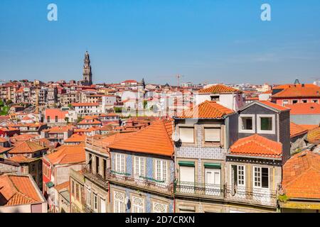 Vue sur les toits carrelés de Porto, Portugal, lors d'une belle journée de printemps. L'horizon est dominé par la tour de l'Igreja dos Clérigos, l'église de Banque D'Images