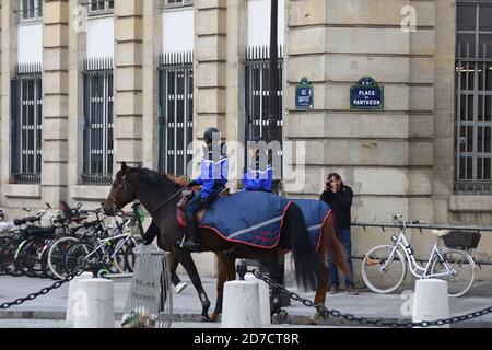 Des policiers français patrouillent à cheval dans la rue en face du Panthéon, dans le quartier Latin, dans le 5ème arrondissement de Paris, en France. Vue sur la rue Banque D'Images