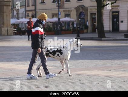 Cracovie. Cracovie. Pologne. Deuxième vague de pandémie du coronavirus. Les restrictions sont de retour. Jeune homme marchant le chien. Banque D'Images