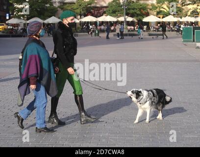 Cracovie. Cracovie. Pologne. Deuxième vague de pandémie du coronavirus. Les restrictions sont de retour. Deux jeunes femmes marchant le chien. Banque D'Images