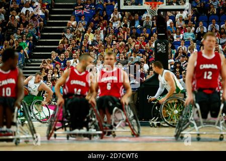 Londres, Royaume-Uni. 8 septembre 2012. Fans basket-ball en fauteuil roulant : finale masculine entre l'Australie et le Canada lors des Jeux paralympiques de Londres 2012 à North Greenwich Arena à Londres, Royaume-Uni . Credit: AFLO SPORT/Alay Live News Banque D'Images