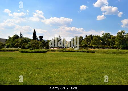 Bulgarie pendant les jours ensoleillés et lumineux. Ciel blanc et bleu du parc public vert de Kardzhali Banque D'Images