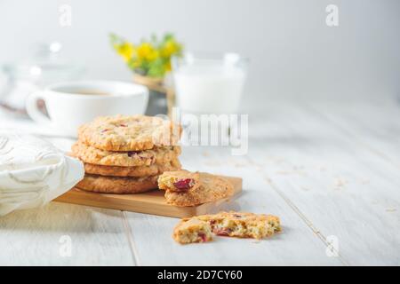 Petit-déjeuner avec jus d'orange et biscuits aux flocons d'avoine Banque D'Images