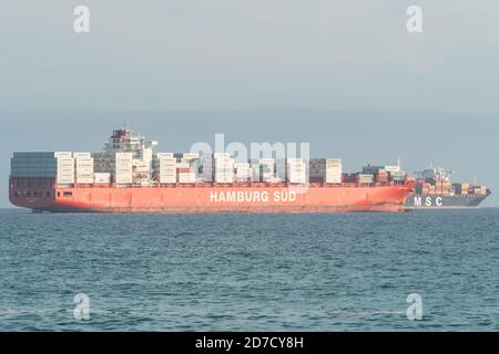 Navire-conteneur Süd de Hambourg chargé de fret ou de fret ancré à Table Bay, le Cap, Afrique du Sud Banque D'Images