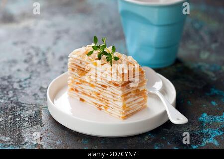 Gâteau de noix de coco enveloppé de crème de beurre végétalien et de confiture d'agrumes, concentré sélectif Banque D'Images