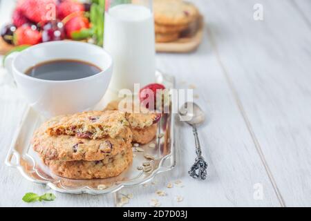 Petit-déjeuner avec jus d'orange et biscuits aux flocons d'avoine Banque D'Images