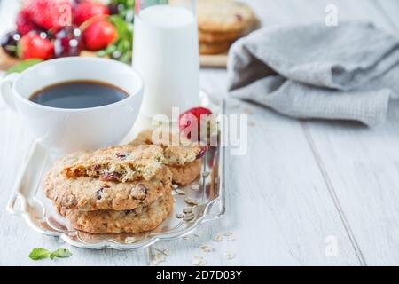 Petit-déjeuner avec jus d'orange et biscuits aux flocons d'avoine Banque D'Images
