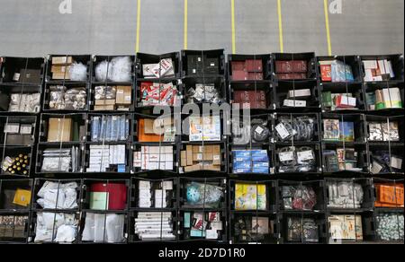 07 septembre 2020, Saxe-Anhalt, Osterweddingen: Divers produits sont stockés dans des caisses dans le département des marchandises entrantes au nouveau centre logistique d'Amazon. Photo: Ronny Hartmann/dpa-Zentralbild/ZB Banque D'Images