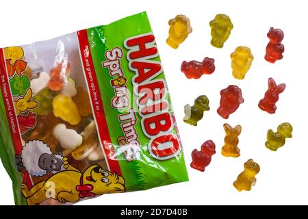 Paquet de bonbons Haribo Spring Time Friends ouvert avec le contenu Renversé renversé prêt pour la mise en place de Pâques sur fond blanc Banque D'Images