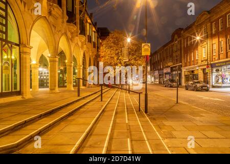 Northampton, Royaume-Uni, Météo, 22 octobre 2020. La pluie légère a commencé tôt le matin avec elle de plus en plus lourde vers l'aube dans le centre-ville de Northampton, la prévision est pour elle de se dégager en milieu de matinée. Crédit : Keith J Smith./Alamy Live News Banque D'Images