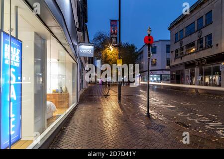 Northampton, Royaume-Uni, Météo, 22 octobre 2020. La pluie légère a commencé tôt le matin avec elle de plus en plus lourde vers l'aube dans le centre-ville de Northampton, la prévision est pour elle de se dégager en milieu de matinée. Crédit : Keith J Smith./Alamy Live News Banque D'Images