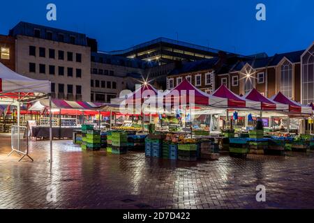 Northampton, Royaume-Uni, Météo, 22 octobre 2020. La pluie légère a commencé tôt le matin avec elle de plus en plus lourde vers l'aube dans le centre-ville de Northampton, la prévision est pour elle de se dégager en milieu de matinée. Crédit : Keith J Smith./Alamy Live News Banque D'Images