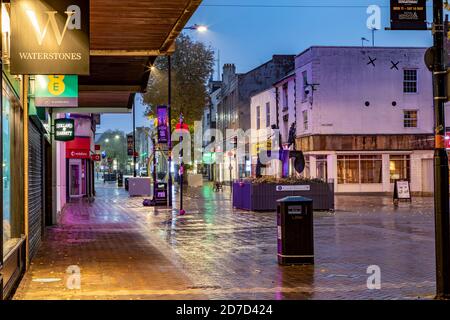 Northampton, Royaume-Uni, Météo, 22 octobre 2020. La pluie légère a commencé tôt le matin avec elle de plus en plus lourde vers l'aube dans le centre-ville de Northampton, la prévision est pour elle de se dégager en milieu de matinée. Crédit : Keith J Smith./Alamy Live News Banque D'Images