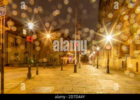 Northampton, Royaume-Uni, Météo, 22 octobre 2020. La pluie légère a commencé tôt le matin avec elle de plus en plus lourde vers l'aube dans le centre-ville de Northampton, la prévision est pour elle de se dégager en milieu de matinée. Crédit : Keith J Smith./Alamy Live News Banque D'Images