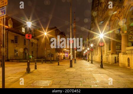 Northampton, Royaume-Uni, Météo, 22 octobre 2020. La pluie légère a commencé tôt le matin avec elle de plus en plus lourde vers l'aube dans le centre-ville de Northampton, la prévision est pour elle de se dégager en milieu de matinée. Crédit : Keith J Smith./Alamy Live News Banque D'Images