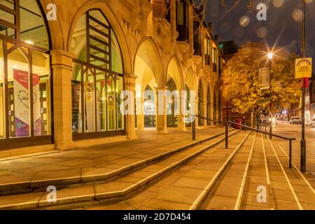 Northampton, Royaume-Uni, Météo, 22 octobre 2020. La pluie légère a commencé tôt le matin avec elle de plus en plus lourde vers l'aube dans le centre-ville de Northampton, la prévision est pour elle de se dégager en milieu de matinée. Crédit : Keith J Smith./Alamy Live News Banque D'Images