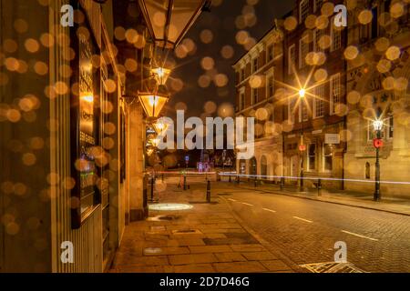 Northampton, Royaume-Uni, Météo, 22 octobre 2020. La pluie légère a commencé tôt le matin avec elle de plus en plus lourde vers l'aube dans le centre-ville de Northampton, la prévision est pour elle de se dégager en milieu de matinée. Crédit : Keith J Smith./Alamy Live News Banque D'Images