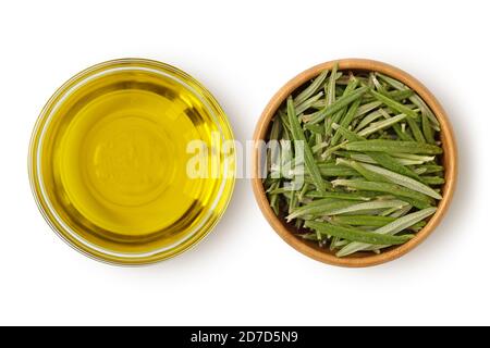 Huile d'olive vierge dans un bol en verre et feuilles de romarin frais dans un bol en bois sur fond blanc Banque D'Images