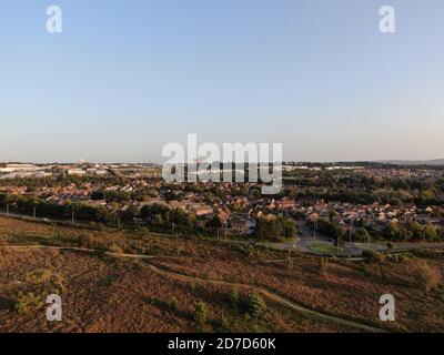 Vue aérienne de Canford Heath à Poole Angleterre montrant le reste heathland et le logement et l'industrie modernes Banque D'Images