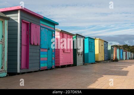 Des cabanes de plage colorées ont fermé pour l'hiver à St Helens, sur l'île de Wight Banque D'Images