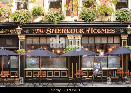 Sherlock Holmes public House, Londres, 2020. C'est un pub anglais traditionnel qui sert des pintes et des plats de pub. Banque D'Images