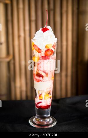 knickerbocker Glory glace dimanche avec des fruits et de la crème fouettée Banque D'Images